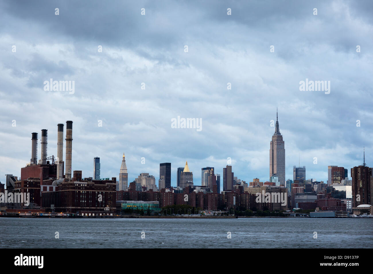 Skyline silhouette of manhattan hi-res stock photography and images - Alamy
