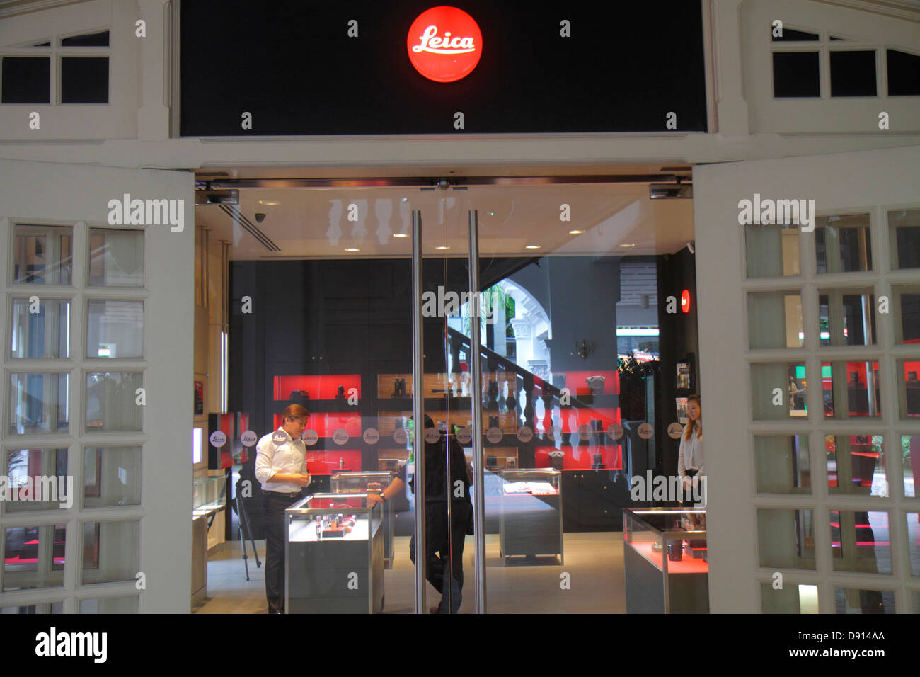 Singapore Raffles,hotel,Courtyard,shopping shopper shoppers shop shops market markets marketplace buying selling,retail store stores business business Stock Photo