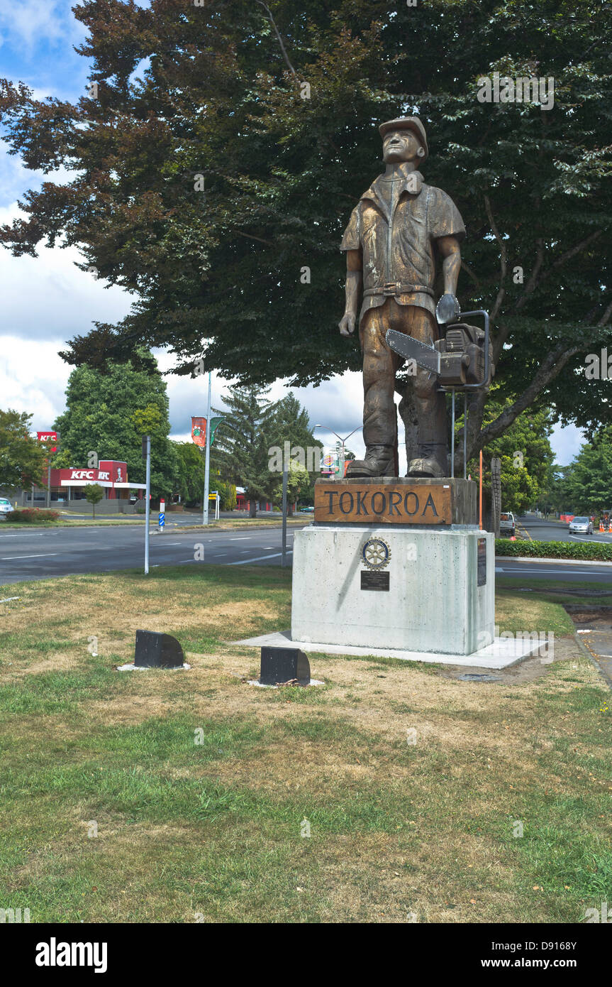 dh TOKOROA NEW ZEALAND Chain saw lumberjack wooden sculpture nz Stock