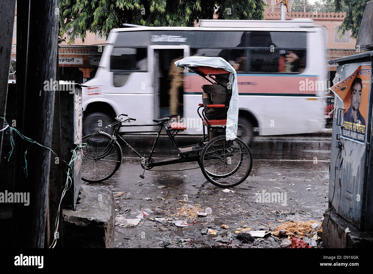 A rickshaw driver during a heavy rain. Jaipur, Rajasthan, India Stock Photo
