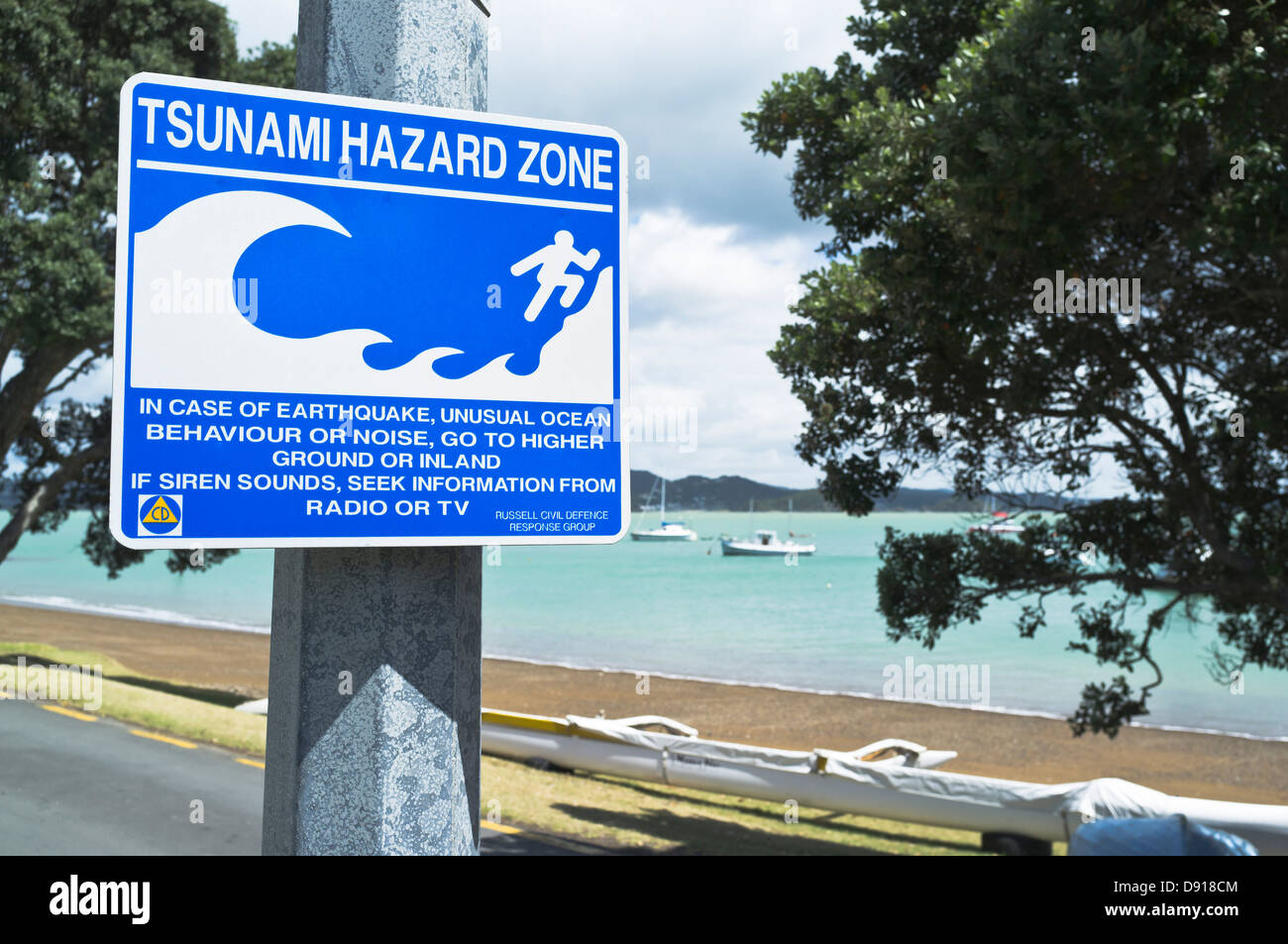 dh Tsunami Hazard Zone RUSSELL NEW ZEALAND Earthquake sign sea beach warning Stock Photo