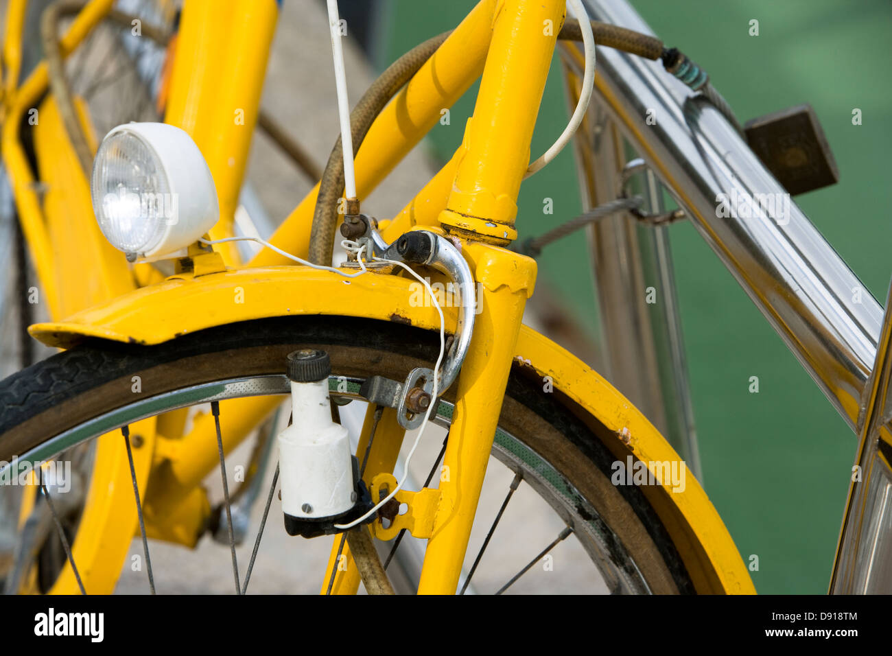 Yellow bike hi-res stock photography and images - Alamy