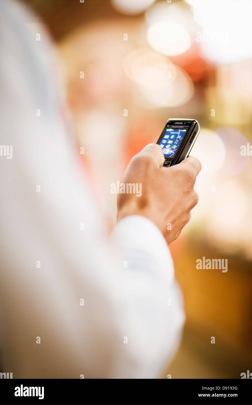 A man holding a cell phone, close-up Stock Photo - Alamy