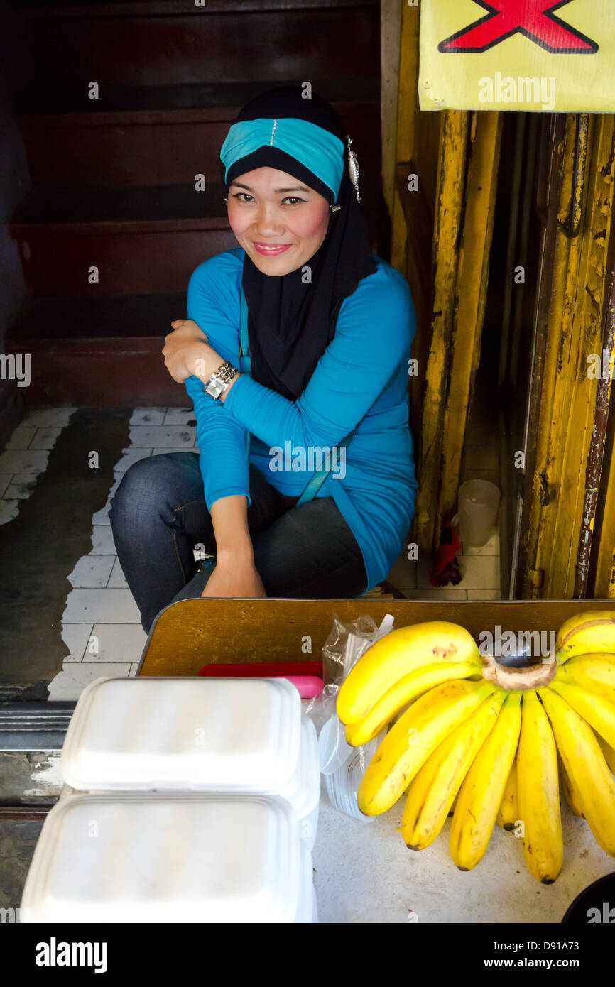 Woman in the Street in Manila, Philippines Stock Photo - Alamy