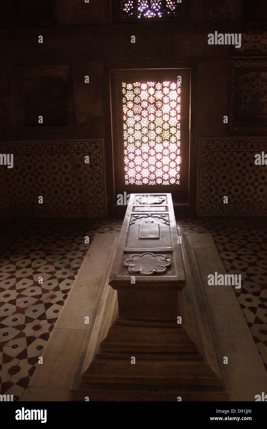 Tomb inside Jewel box or Baby Taj, Mausoleum of Etimad-ud-Daulah Agra India Stock Photo