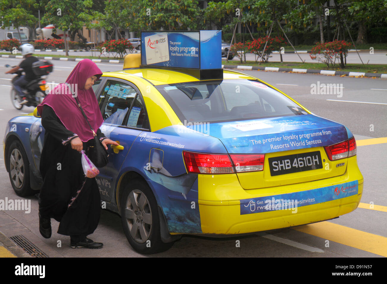 Singapore New Bridge Road,taxi cab,Asian woman female women,Muslim,getting into,hijab,Sing130204092 Stock Photo