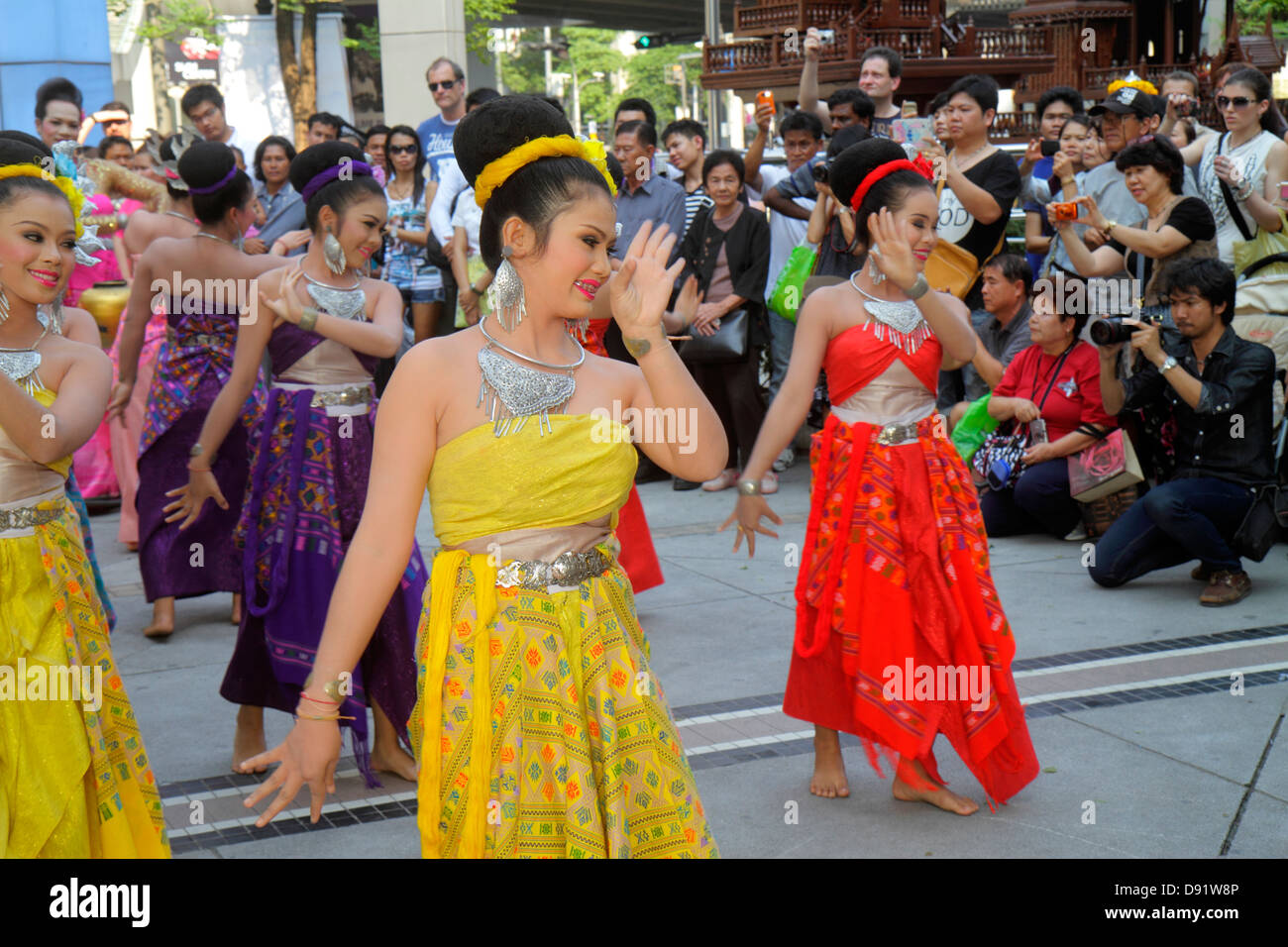 Thailand,Thai,Bangkok,Pathum Wan,Phaya Thai Road,MBK Center,centre,complex,show,performance,performers,performing,student students,dance troupe,dancer Stock Photo