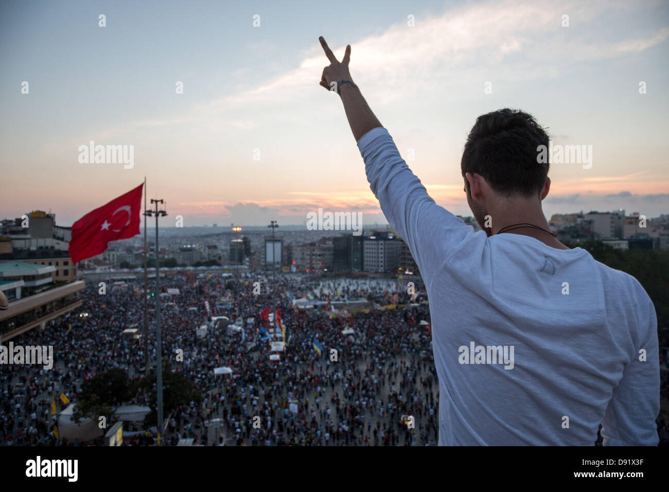 Istanbul taksim square ataturk cultural hi-res stock photography and ...