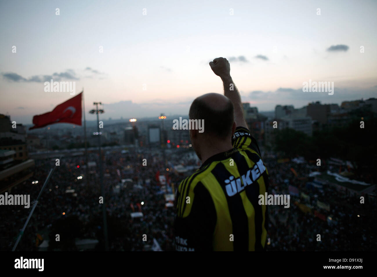 Istanbul taksim square ataturk cultural hi-res stock photography and ...