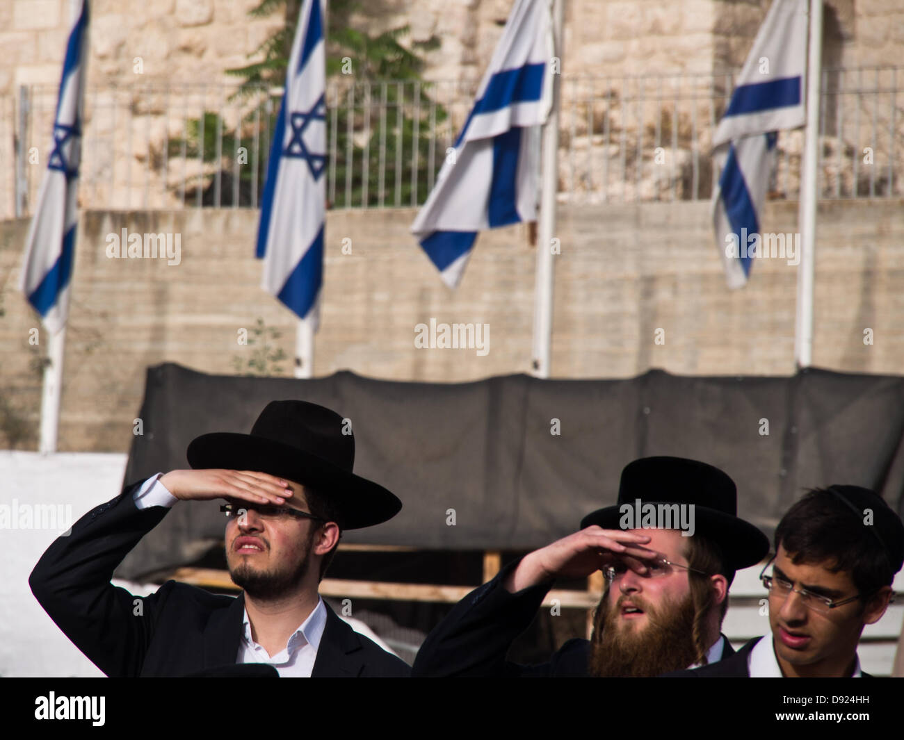 Jerusalem, Israel. 8th June, 2013. Ultra-Orthodox Haredim stretch to view 'Women of the Wall' praying in the women's section of the Western Wall on the 1st of the Hebrew month of Tammuz. Jerusalem, Israel. 9-June-2013.  Violence prevented due to extreme police deployment at the Western Wall for the monthly prayer of 'Women of The Wall'. Ultra-Orthodox Jews object to 'Women of the Wall' donning prayer shawls and phylacteries in a manner reserved only for men. Credit:  Nir Alon/Alamy Live News Stock Photo