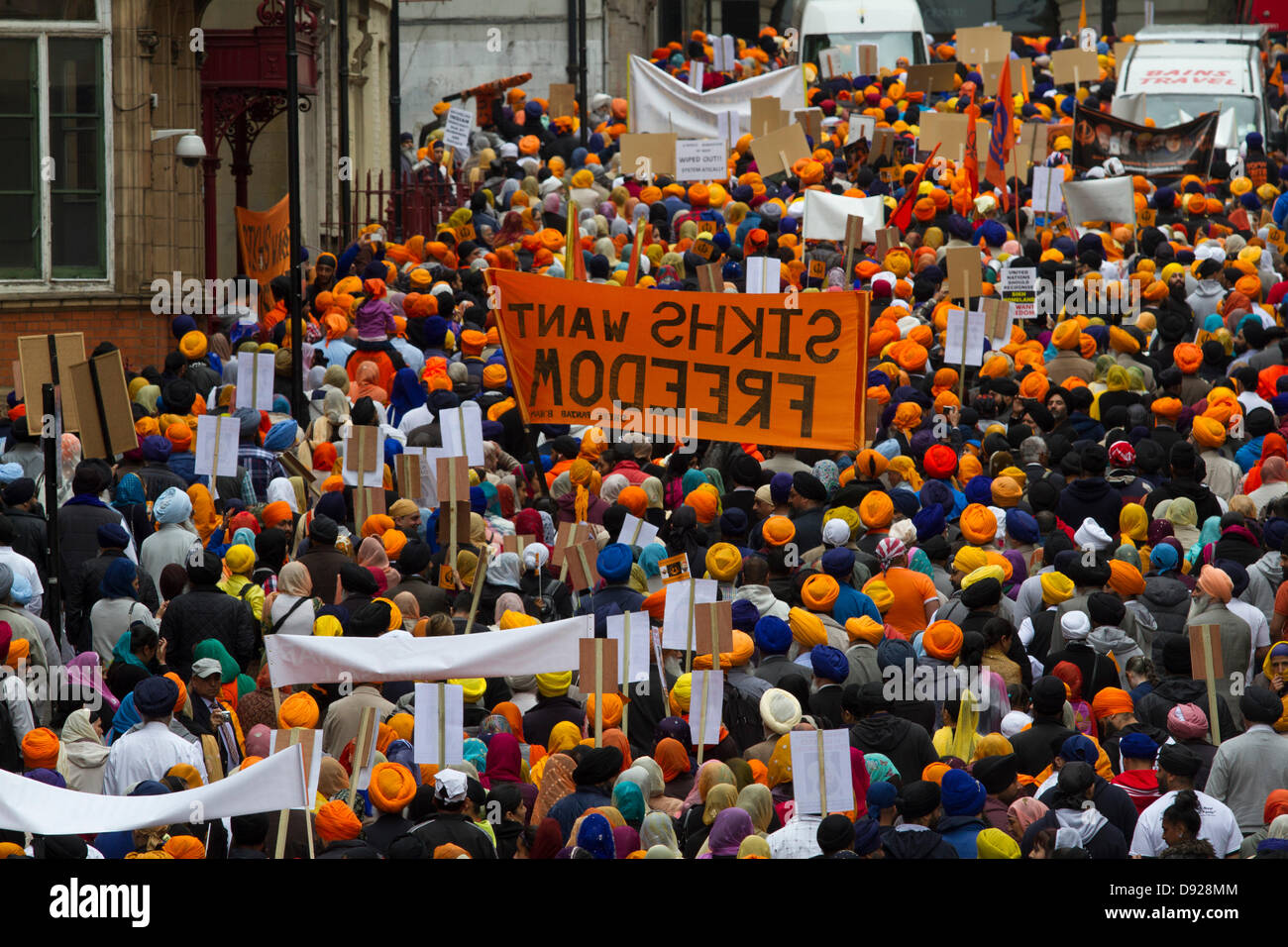 London UK. 9th June 2013. Thousands of Sikhs march in London for justice and freedom to demand an end to human right injustices by the Indian Government and to remember the victims of Amritsar during The 1984 anti-Sikh riots, in response to the assassination of Indira Gandhi by Sikh bodyguards Credit:  amer ghazzal/Alamy Live News Stock Photo