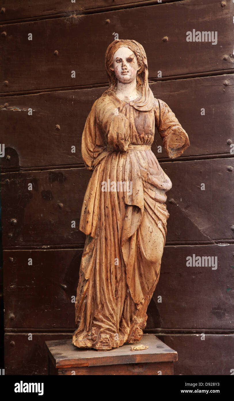 Virgin mary wooden statue hi-res stock photography and images - Alamy