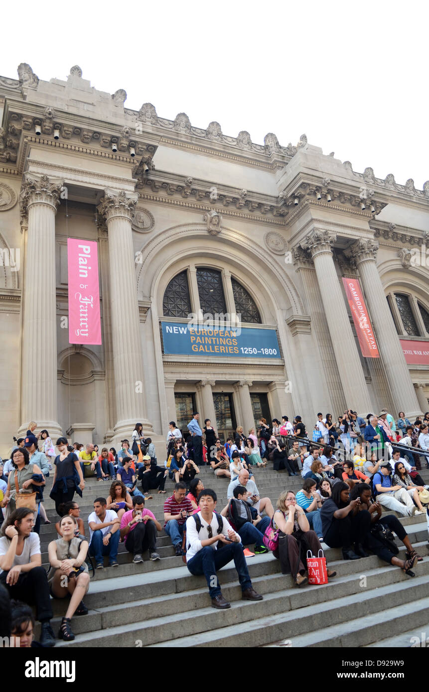Visitors at the entrance of the Metropolitan Museum of New York