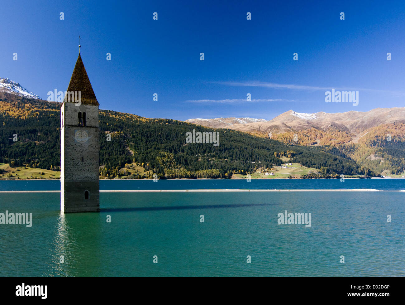 Kirchturm von Graun im Reschensee (lago di Resia) bell tower of Graun village submerged in lake Stock Photo