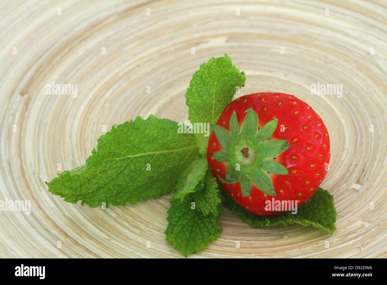 Strawberry and fresh mint leaf Stock Photo - Alamy