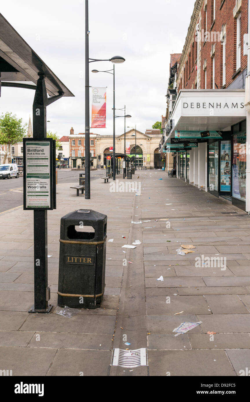 Dropped litter pavement hi-res stock photography and images - Alamy