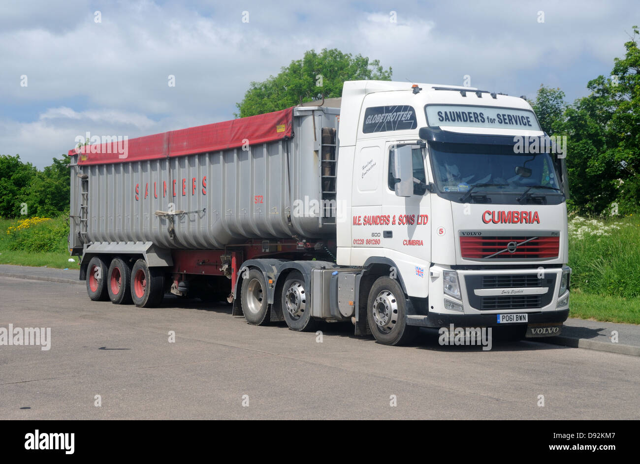 A Volvo FH 500 tractor unit and trailer in the livery of M. E. Saunders & Sons Ltd., in Leicester, Leicestershire, England Stock Photo