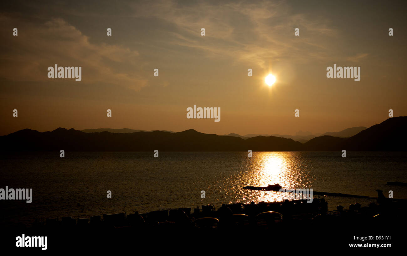 Golden glow on lake hi-res stock photography and images - Alamy