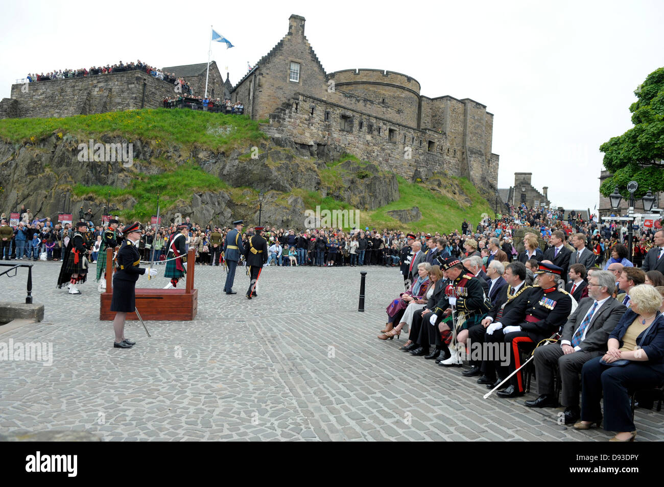 21 gun salute edinburgh castle hi-res stock photography and images - Alamy