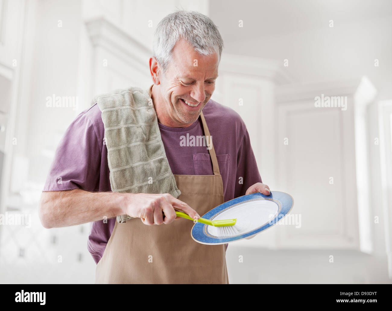 https://c8.alamy.com/comp/D93DYT/caucasian-man-washing-dishes-in-kitchen-D93DYT.jpg