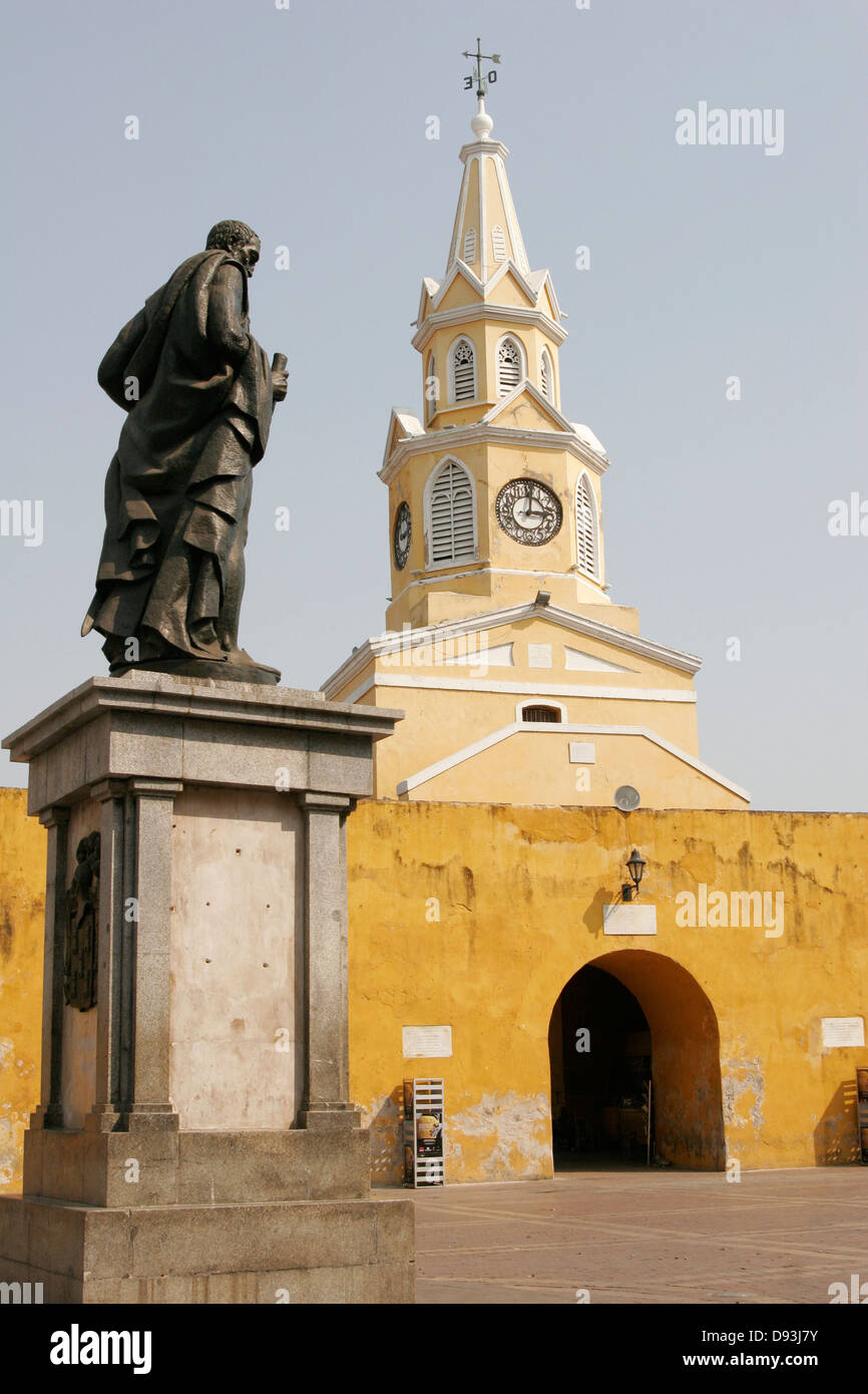 The statue of  Pedro de Heredia (Cartagena's founder) and Puerta del Reloj,  Plaza de los Coches, Cartagena de Indias, Colombia Stock Photo