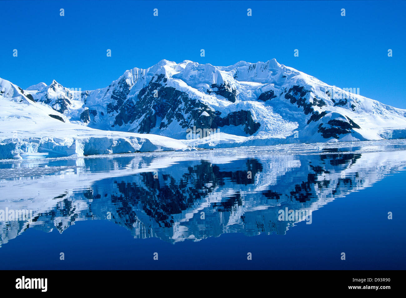 Ocean and mountains hi-res stock photography and images - Alamy