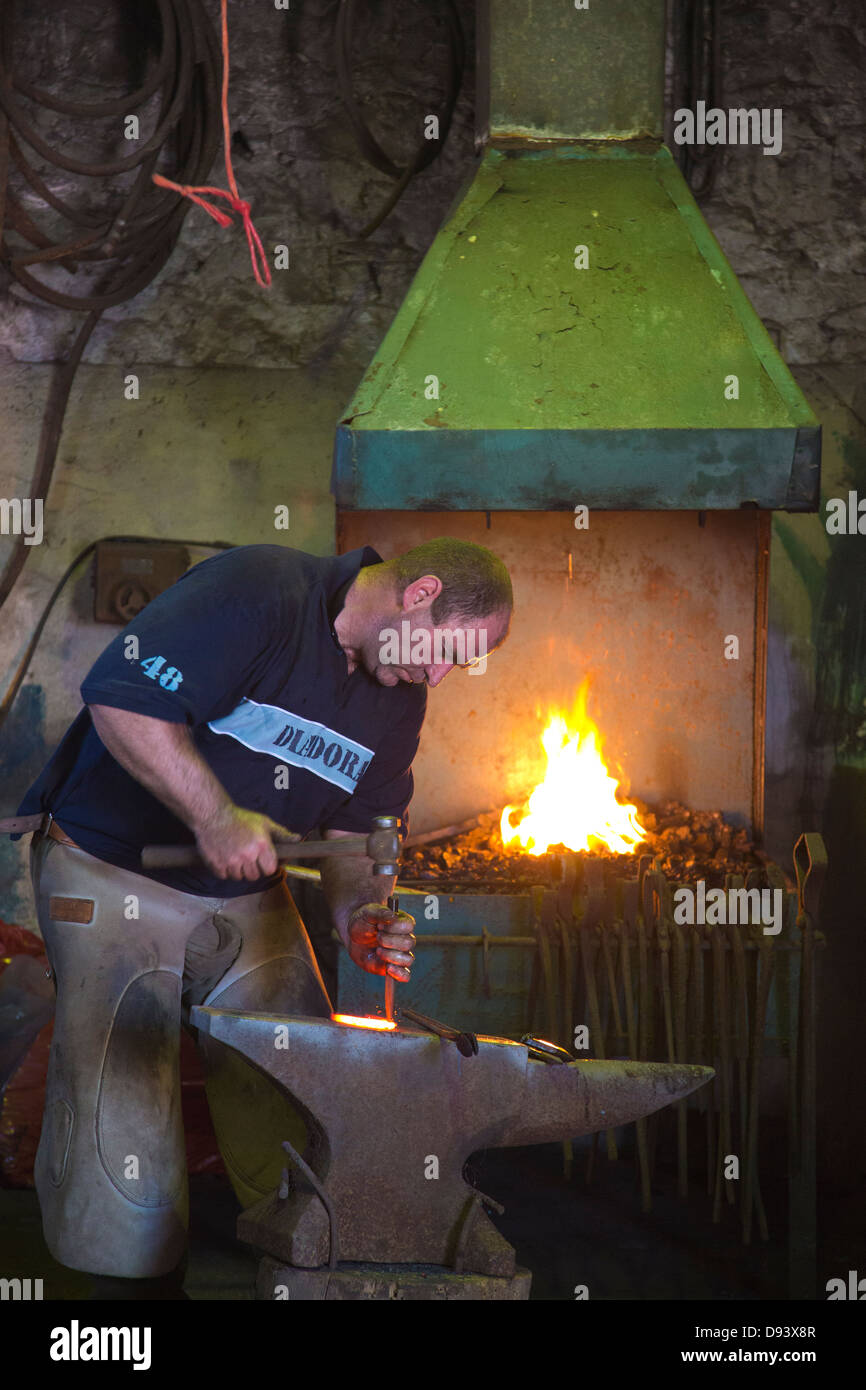 Balcksmith working on Pitcot Farm, St Bride’s Major, Bridgend, South Wales Stock Photo