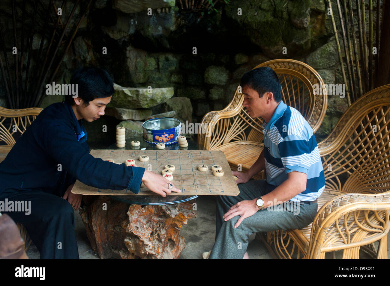 Dois Homens, Na Rua Em Hanói, Vietnã, Jogar Xiangqi, Popular Na Ásia Jogo  De Tabuleiro, Também Conhecido Como Xadrez Chinês. Foto Royalty Free,  Gravuras, Imagens e Banco de fotografias. Image 114892616