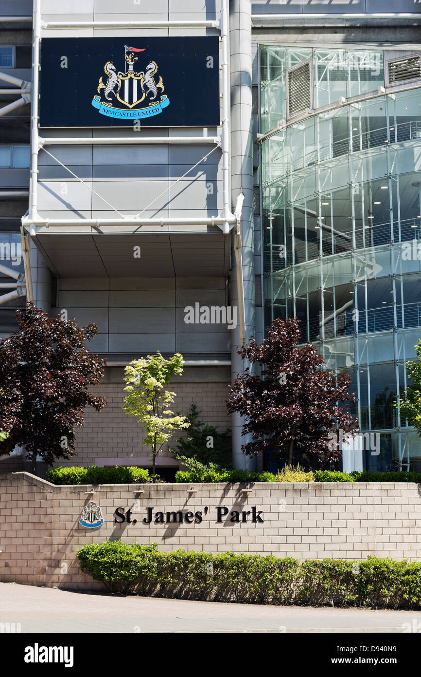 Newcastle Badge Logo Football High Resolution Stock Photography and ...