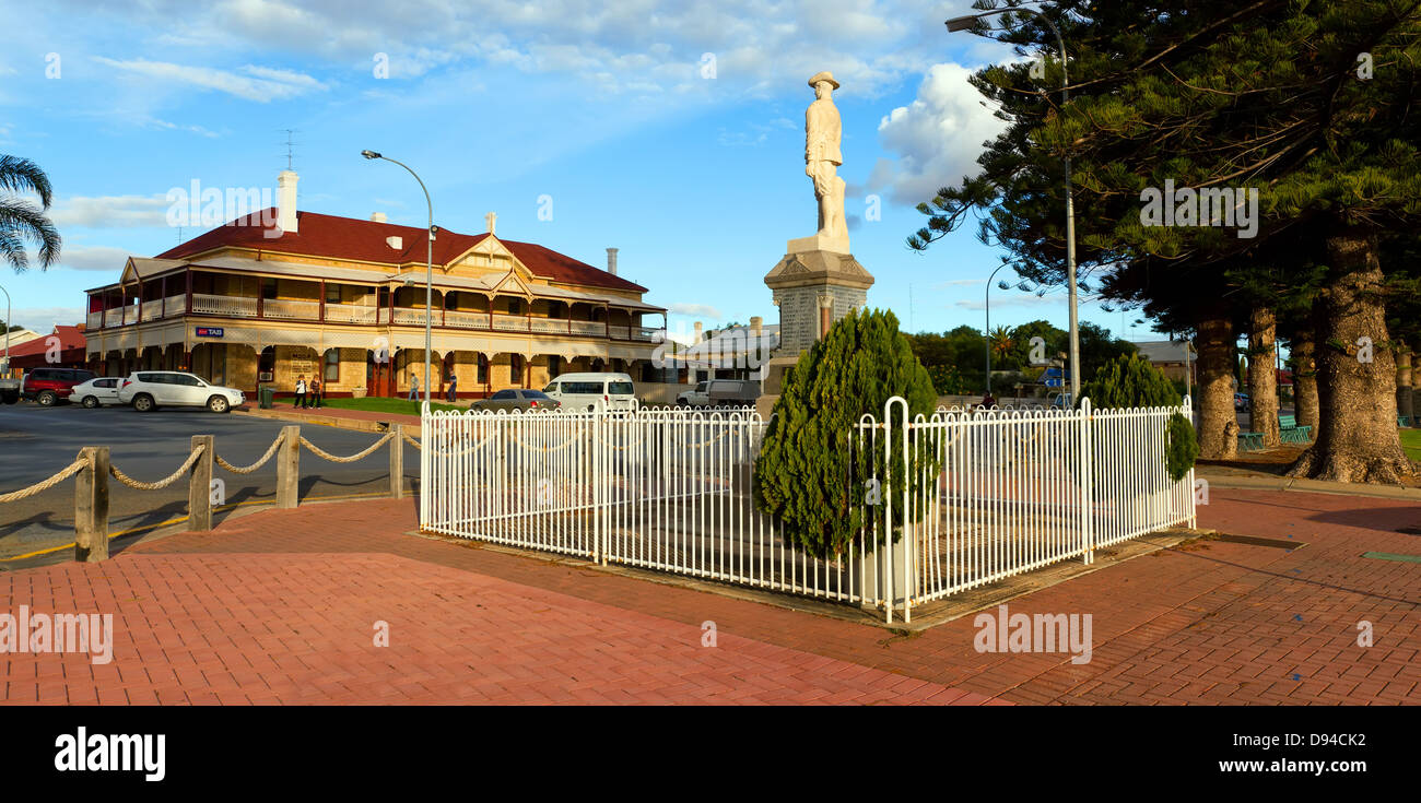 The ANZAC memorial and Port broughton Hotel Yorke Peninsula South Australia Stock Photo