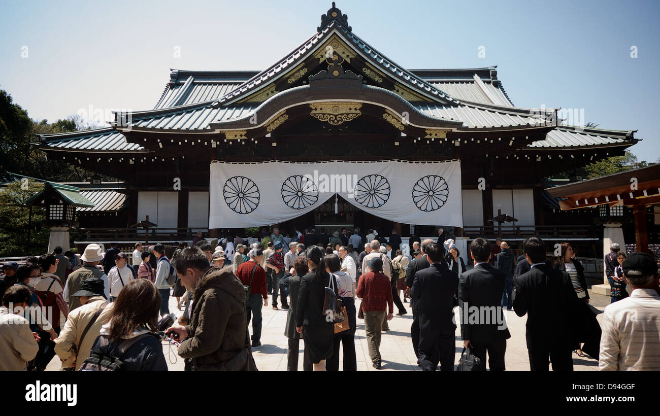 Large crowd at Yasukuni Shrine Haiden Main Prayer Hall during hanami season Stock Photo