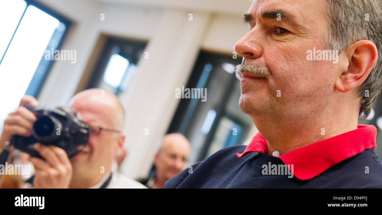 Gustl Mollath (R) arrives at a hearing of the Mollath-investigation committee held at the Bavarian parliament in Munich, Germany, 11 June 2013. Mollath was institutionalised into a psychiatric clinic in 2006, because he was regarded as a 'public danger'. Mollath ever since sees himself as a victim of a conspiracy and meanwhile general doubts concerning the sentencing has led the public prosecution department and the defence to reopen the case. Photo: INGA KJER Stock Photo