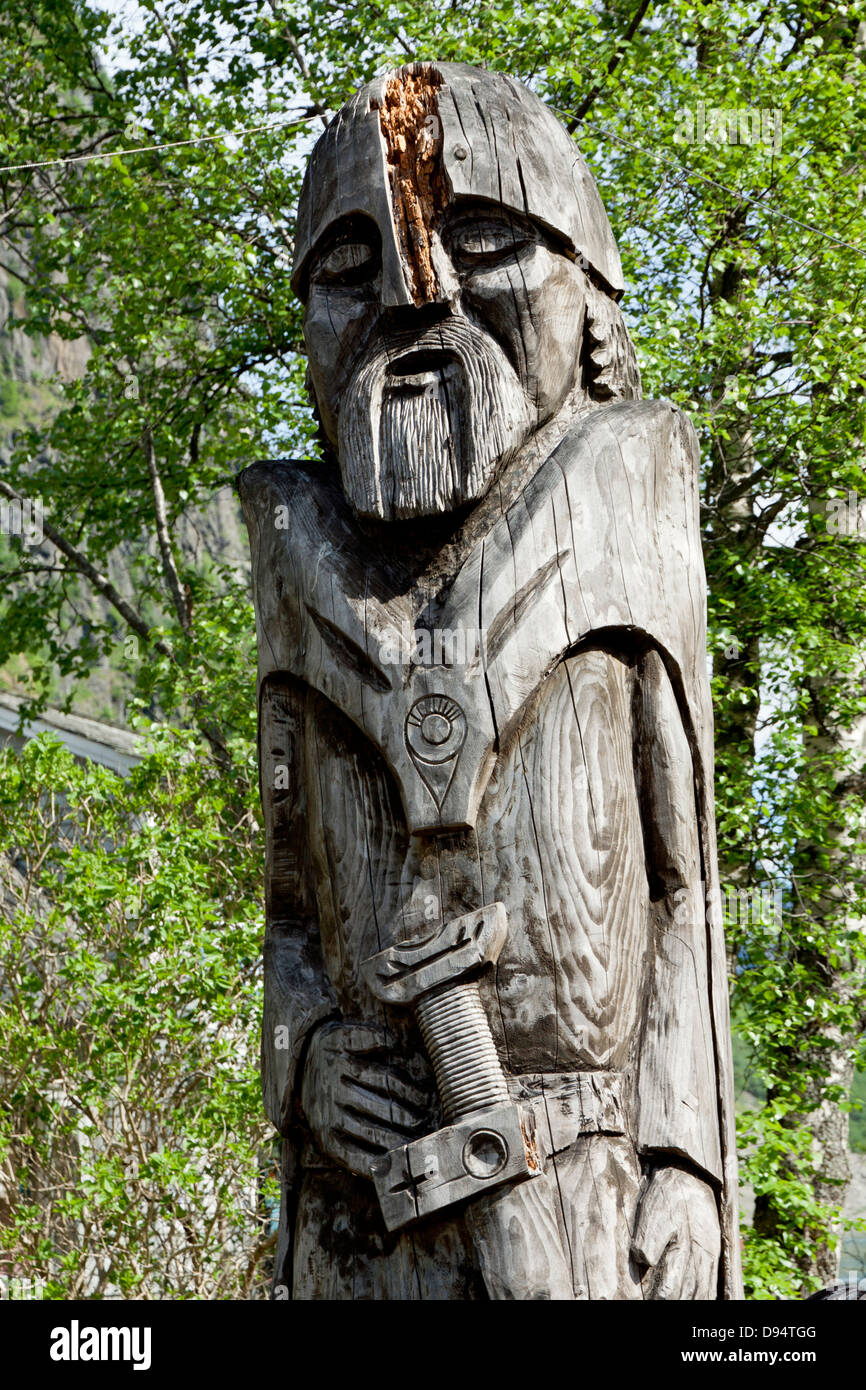 Upright wood carving of a Viking at Gudvangen Fjordtell in Norway Stock  Photo - Alamy