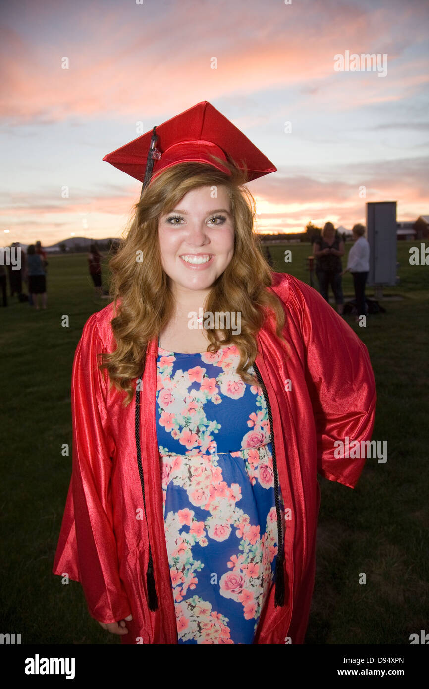 Female graduation cap and gown hi-res stock photography and images - Alamy