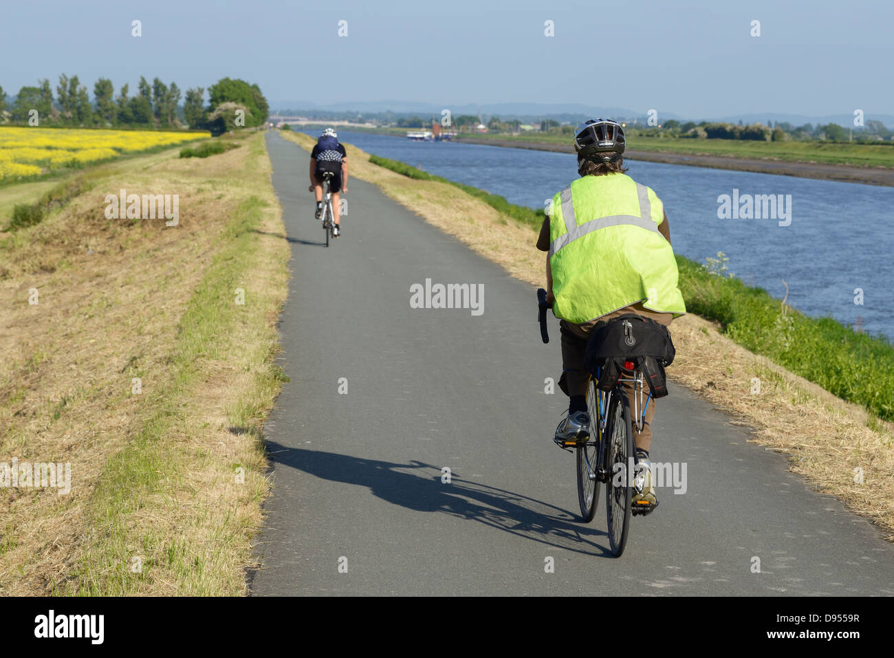 Cyclists on the North Wales Coastal Path along the banks of the River Dee Stock Photo
