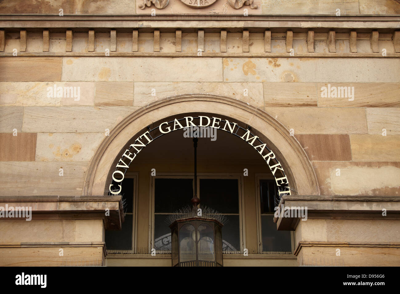 https://c8.alamy.com/comp/D956G6/covent-garden-market-sign-D956G6.jpg