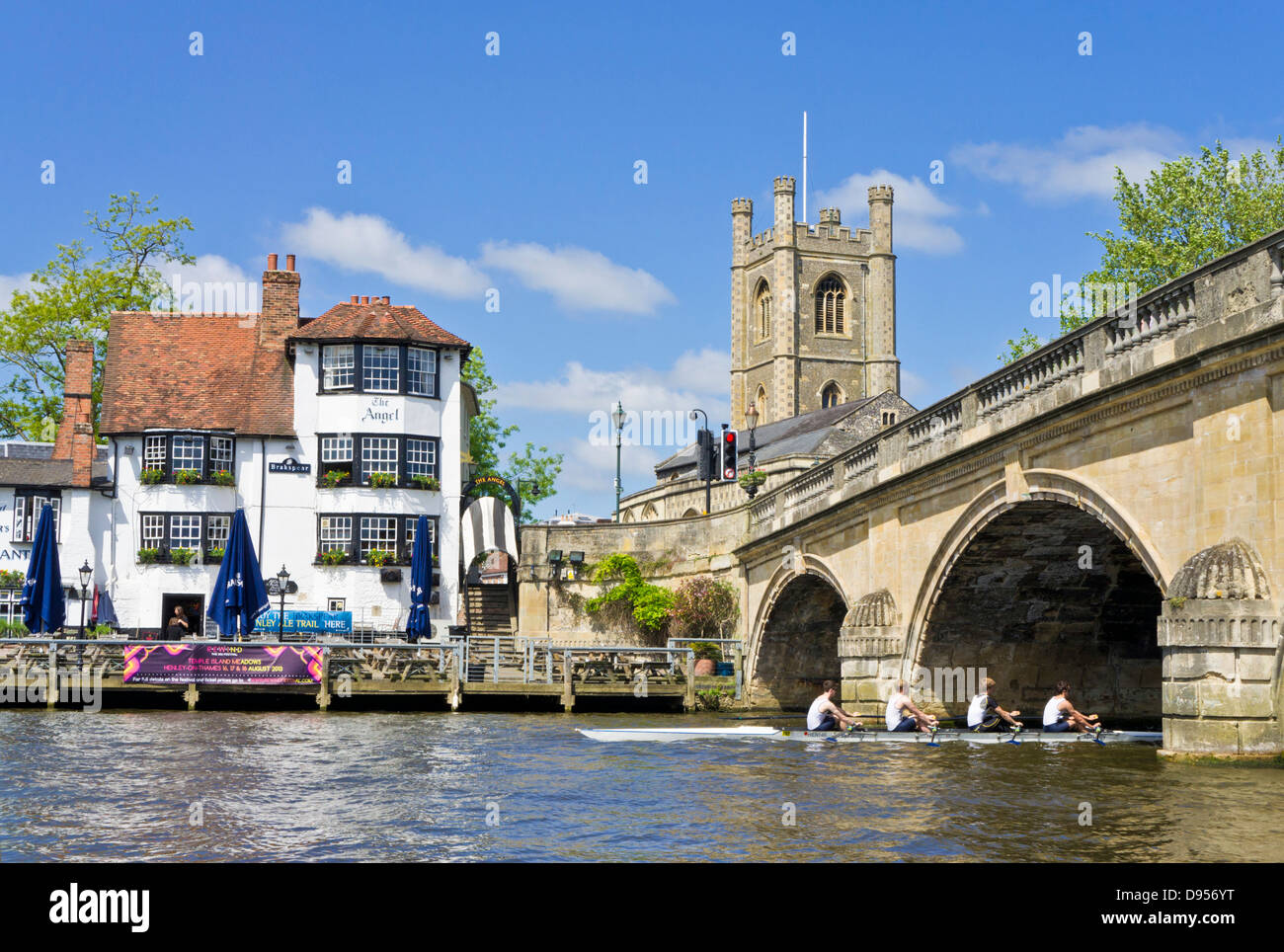 Henley on thames Rowers passing the Angel pub by Henley bridge over the River Thames Henley on Thames Oxfordshire England UK GB Europe Stock Photo