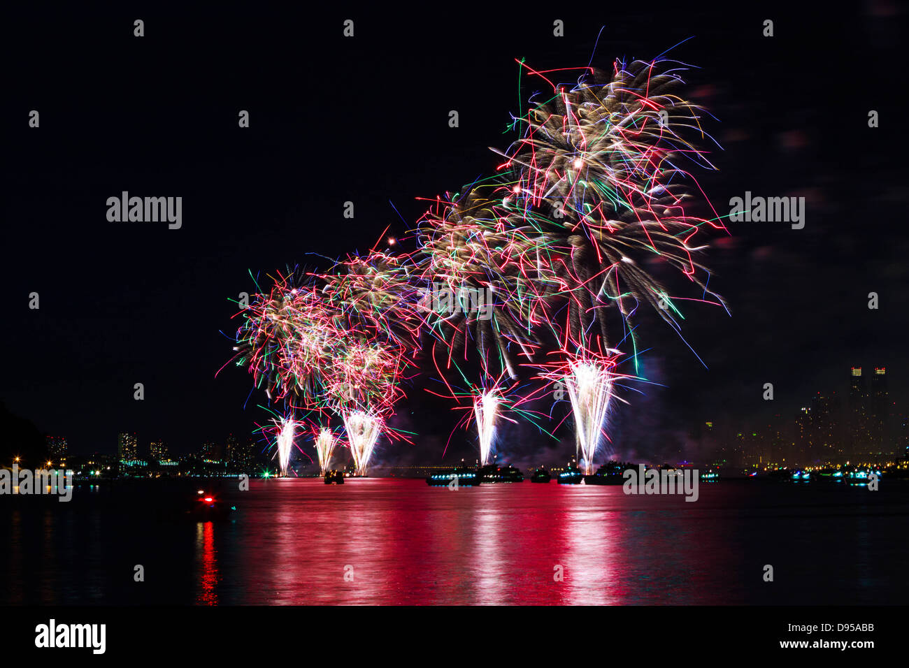 Macy's 4th of July Fireworks on Hudson River Stock Photo Alamy