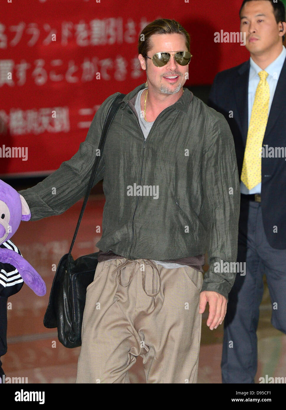 Seoul, SOUTH KOREA. 11th June, 2013. Actor Brad Pitt and Pax Thien Jolie-Pitt arrive at Gimpo Airport on June 11, 2013 in Seoul, South Korea. Credit: Credit:  Janabp/Jana Press/ZUMAPRESS.com/Alamy Live News Stock Photo