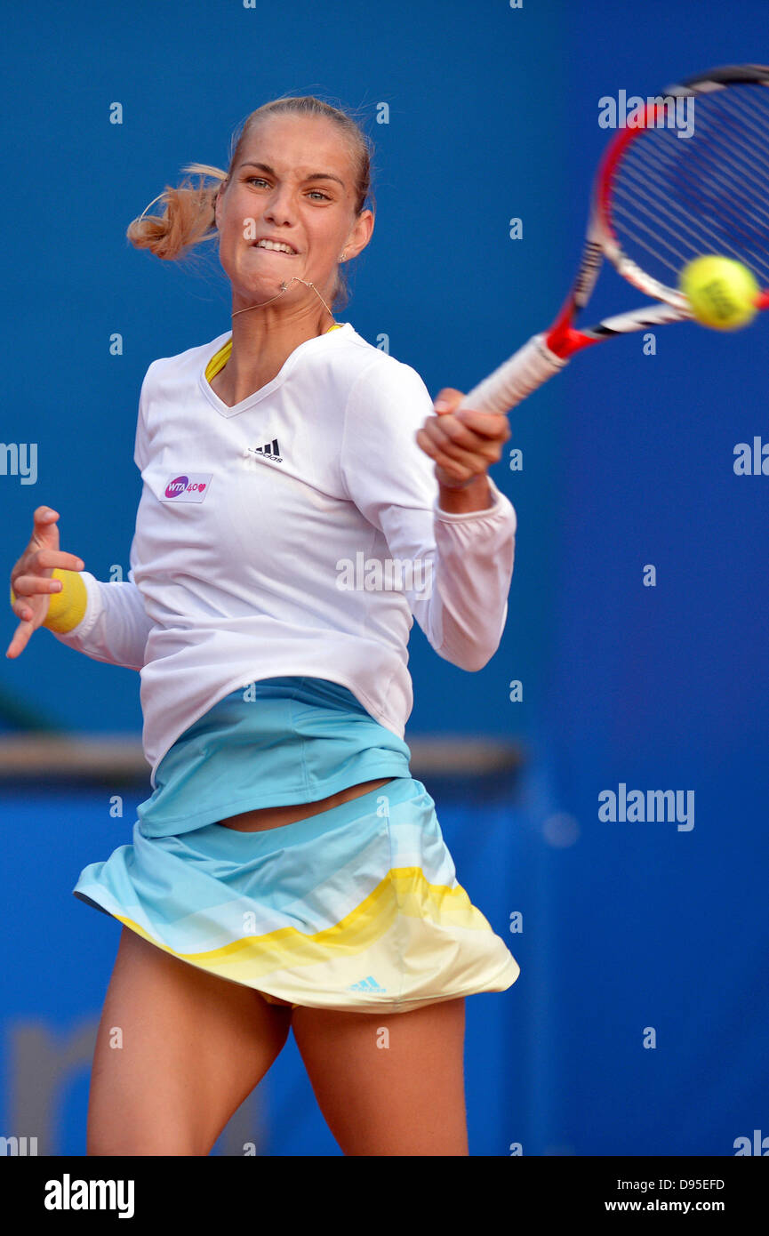 Arantxa Rus of The Netherlands in action against Jelena Jankovic of Serbia  during the WTA tennis tournament in Nuremberg, Germany, 11 June 2013.  Photo: David Ebener Stock Photo - Alamy