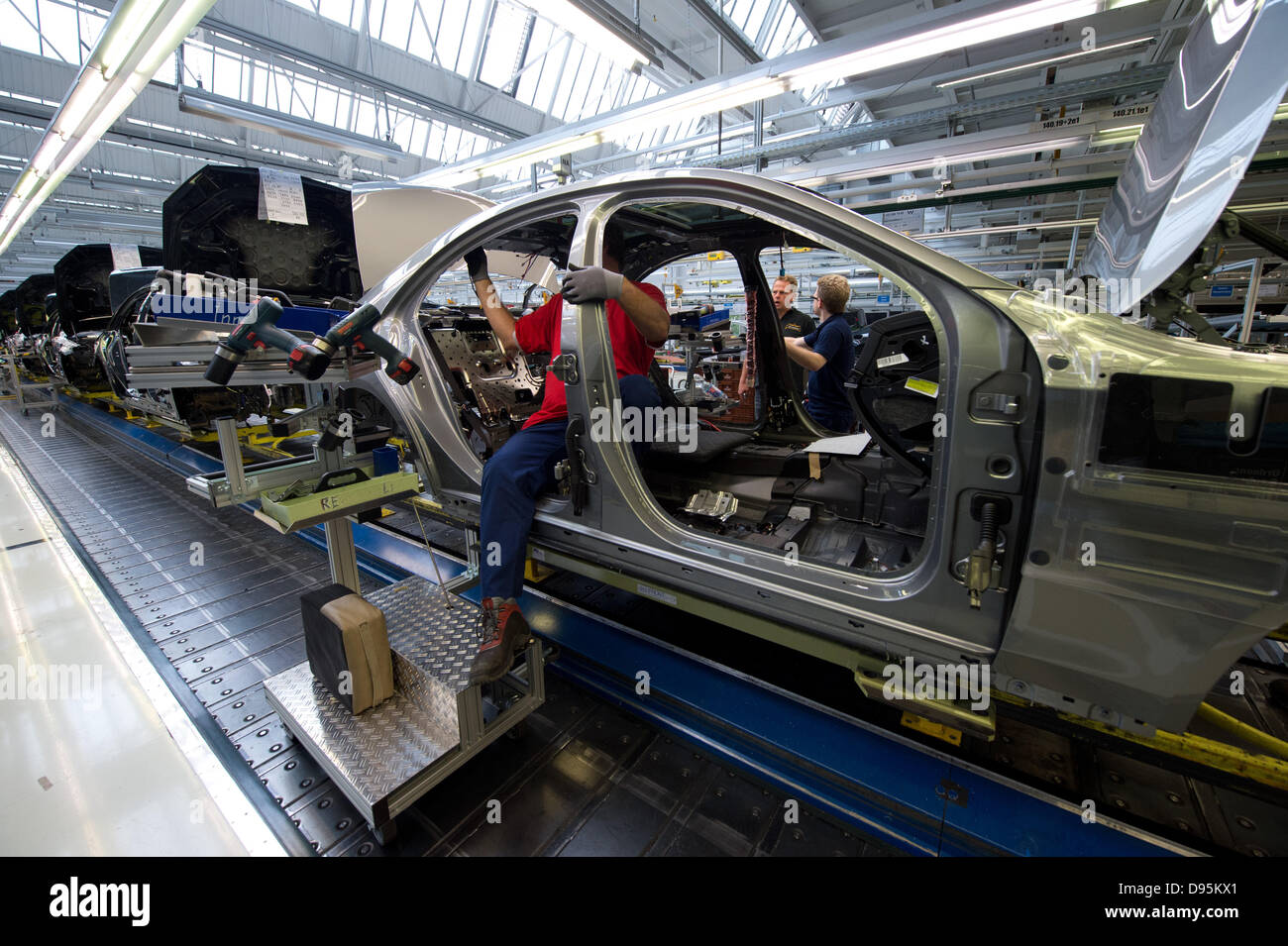 Employees of Daimler Ag assemble a Mercedes-Benz S-Class at the plant in Sindelfingen, Germany, 12 June 2013. The limousine is considered the hope of the car manufacturer from Stuttgart. Photo: MARIJAN MURAT Stock Photo