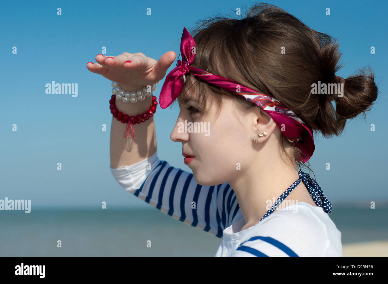 Girl looks beautiful blue sea hi-res stock photography and images - Alamy