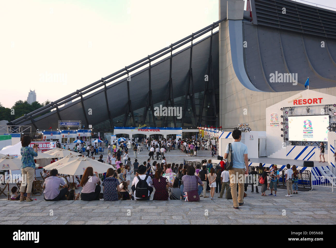 Large group of people outside of a building hi-res stock photography ...