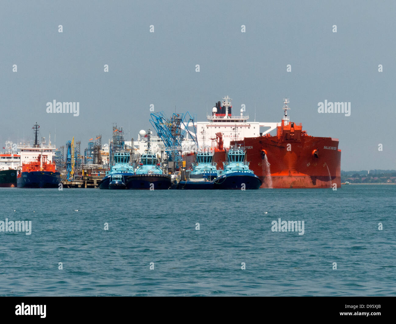 Fawley Oil Refinery Tanker Jetty for Unloading supertankers cargo crude oil via Tug tugboat Stock Photo