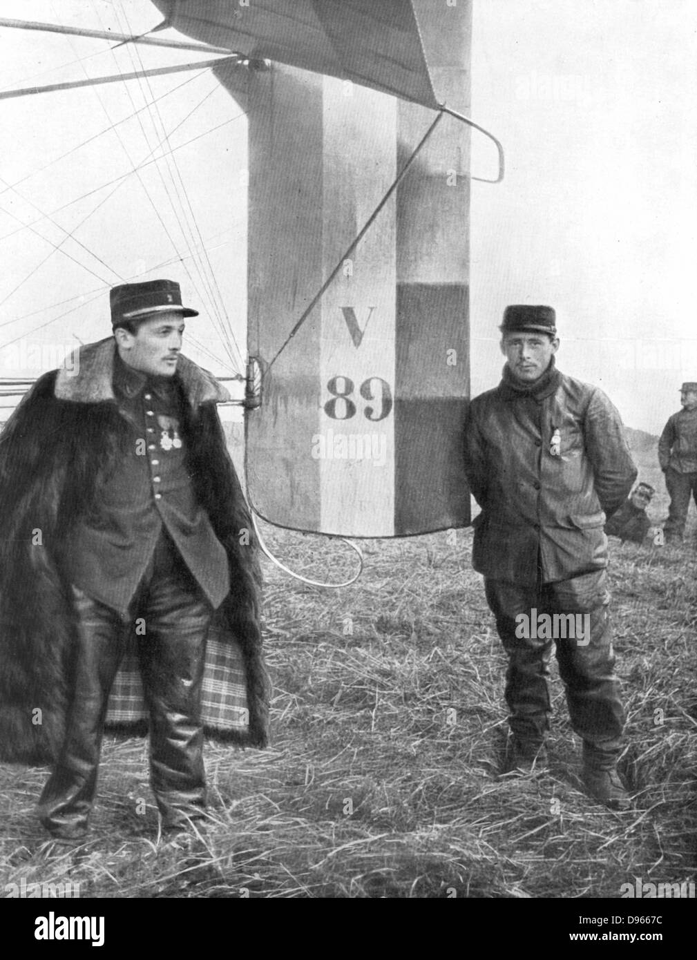 Photo biplan francais avec pilote, soldat et mecaniciens (?) Photo biplan francais avec pilote, soldat et mecaniciens (?)