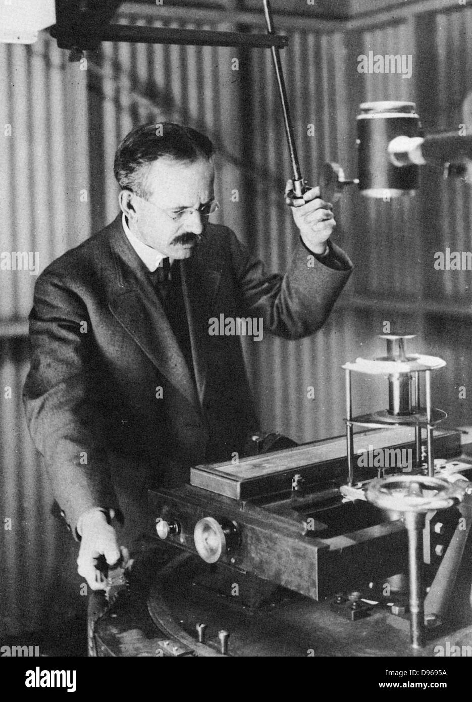 George Ellery Hale (1868-1938) American astronomer. Director of Yerkes (1895-1905) and Mount Wilson (1904-1923) observatories. Research on sunspots. Hale in 1907 observing sunspots. Courtesy Mount Wilson and Palomar Observatories. Stock Photo