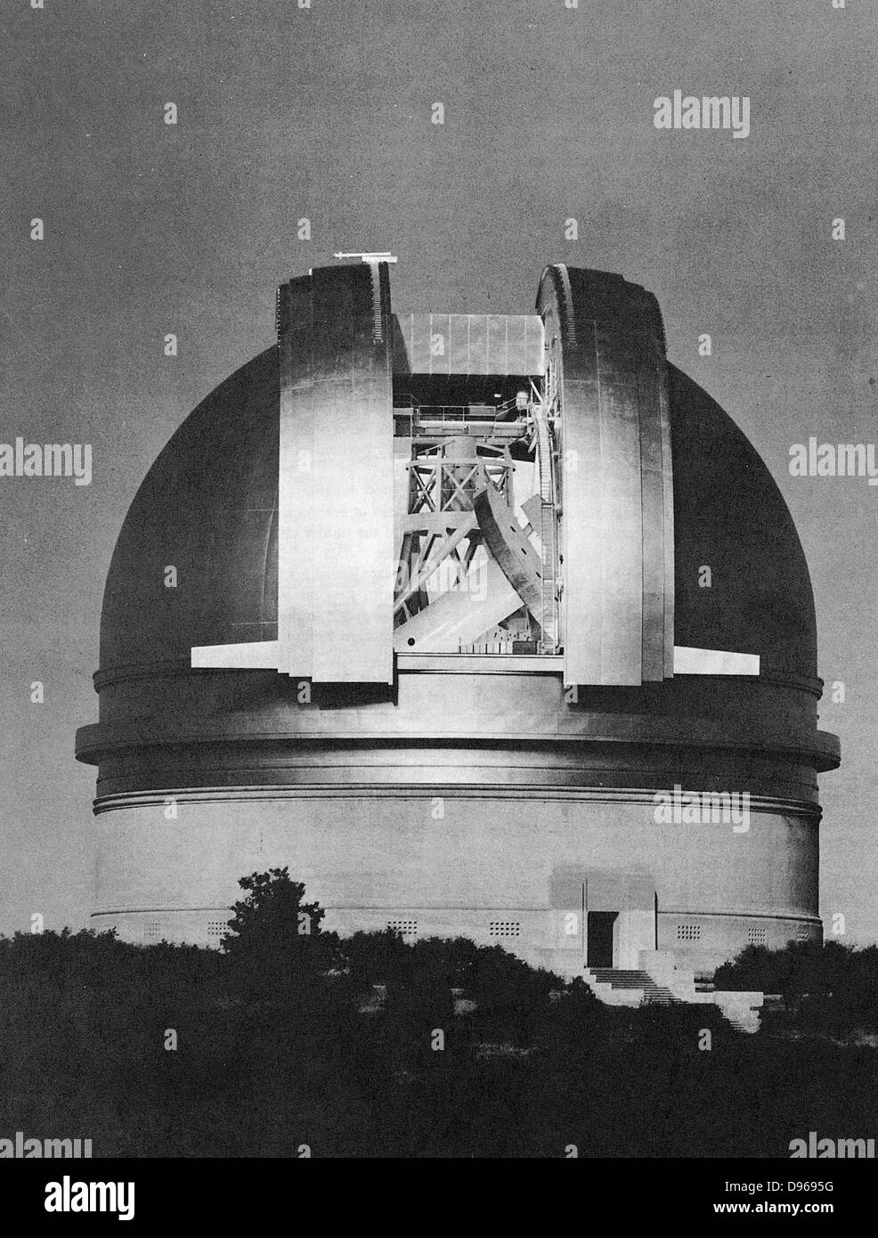 200-inch Hale telescope at Palomar Observatory shown at night. Built in 1948 and named for George Ellery Hale (1868-1938) Courtesy of Mount Wilson and Palomar Observatories. Stock Photo