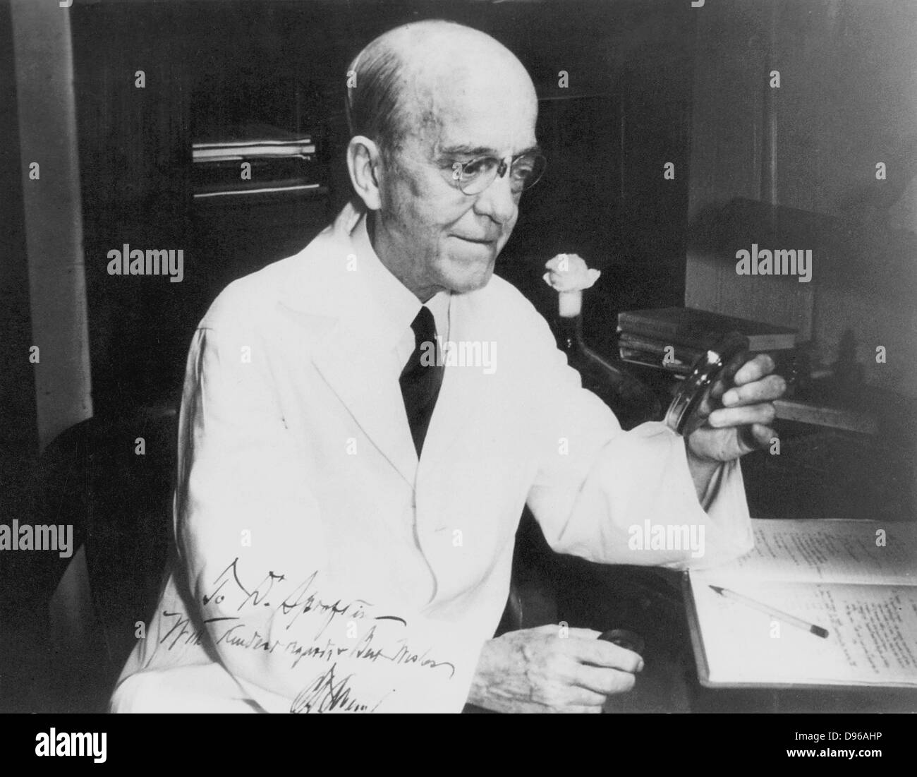 Oswald Theodore Avery (1877-1955) Canadian-born American bacteriologist and molecular biologist at work in laboratory examining a petrie dish of culture. A founder of immuno-chemistry.  Credit: World History Archive/Rockefeller University Archives. Stock Photo
