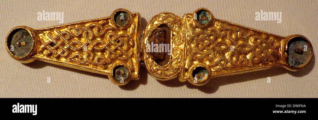 Sword belt, Anglo-Saxon, early AD 600s. Gold belt buckle, inlaid with garnets and a pair of clasps. Example of the finest in early medieval craftsmanship. Found in a grave mound in Taplow, Buckinghamshire in the 1880's. Stock Photo