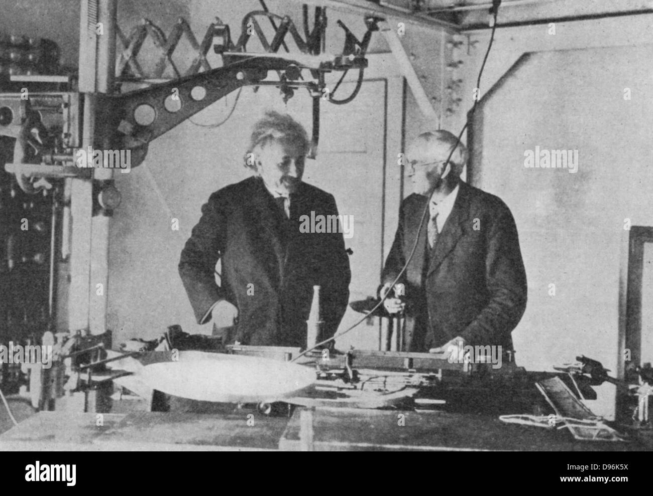 Albert EINSTEIN (1879-1955), German-Swiss-American mathematical physicist, at Mount Wilson Observatory, United States, examining the spectrograph at base of 150-foot tower telescope Stock Photo